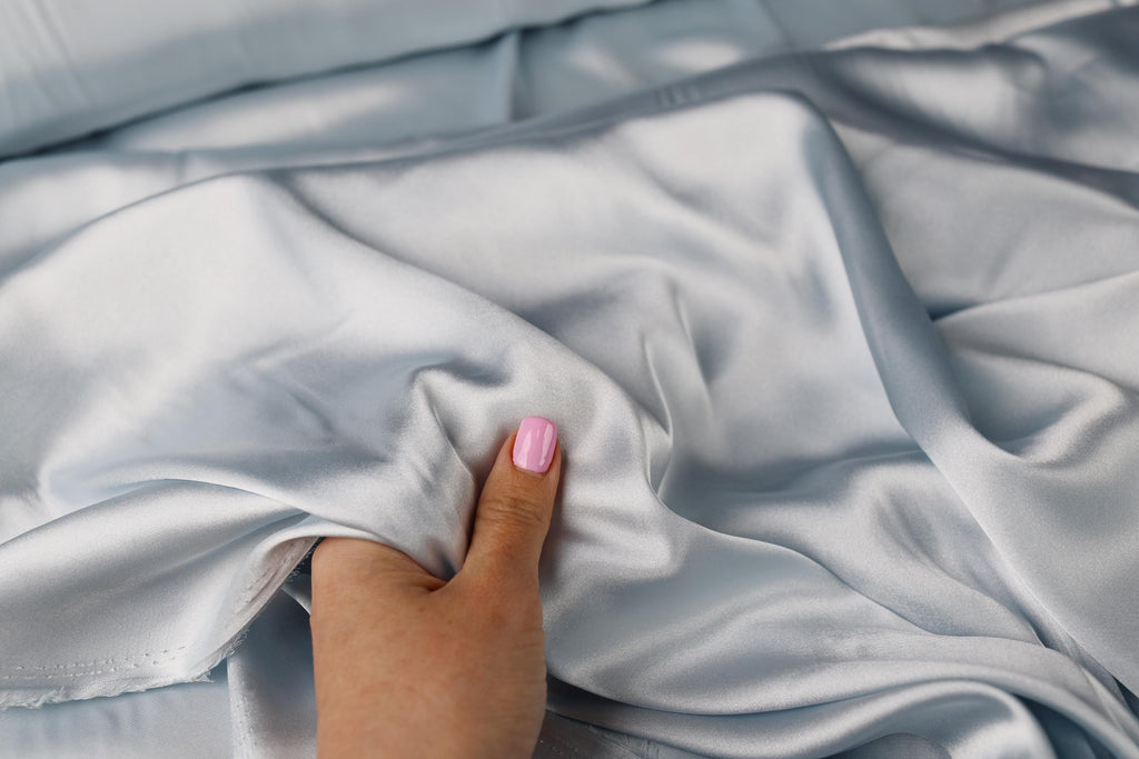 a person&#39;s hand with a pink nail polish on it