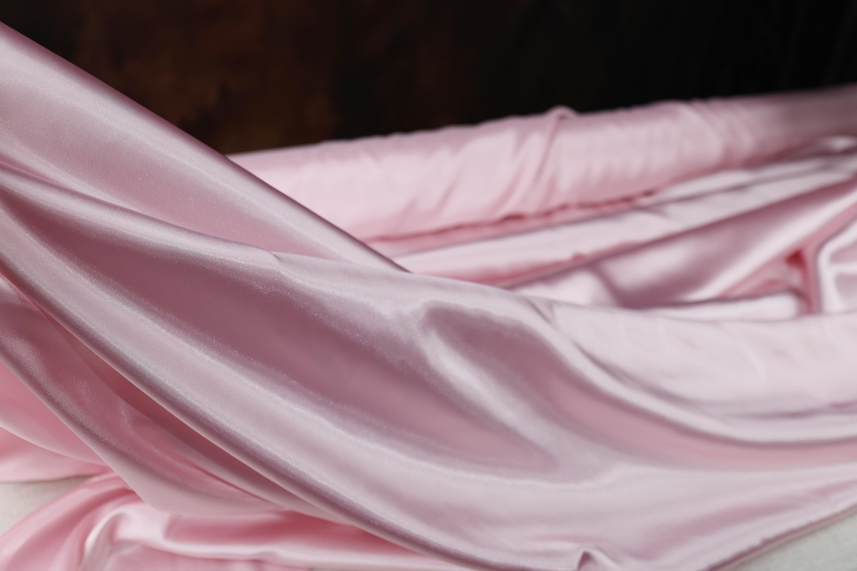 a baby crib with a pink blanket on top of it